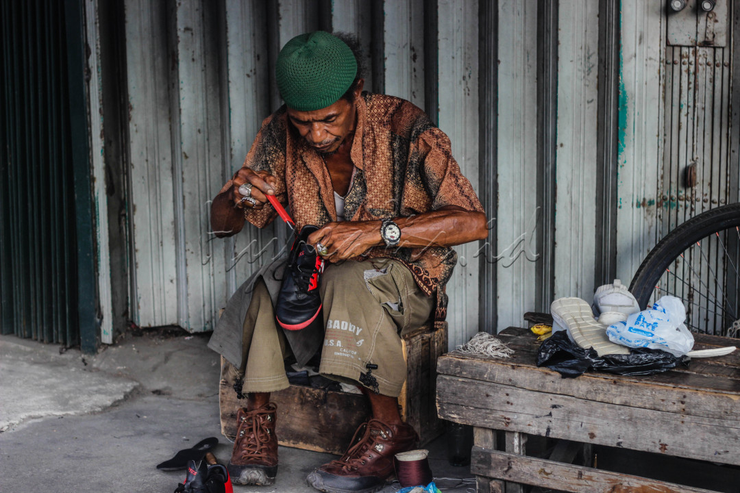 Jadi tukang sol sepatu adalah bagian dari pergerakan ekonomi sirkular yang memberikan dampak terhadap ekonomi, sosial dan lingkungan. Dampak ini dirasakan bukan hanya untuk tukang sol sepatu tapi juga untuk masyarakat lainnya . Dengan mereparasi sepatu, kita bisa menghemat sumber daya alam dan juga menabung. Banyak tantangan yang dihadapi untuk keberlanjutan usaha sol sepatu ini sehingga memerlukan dukungan berbagai pihak. Walaupun usaha yang informal , kegiatan sol sepatu ini harus berkembang untuk mendorong praktek ekonomi sirkular tetap berjalan di Indonesia.<br />
