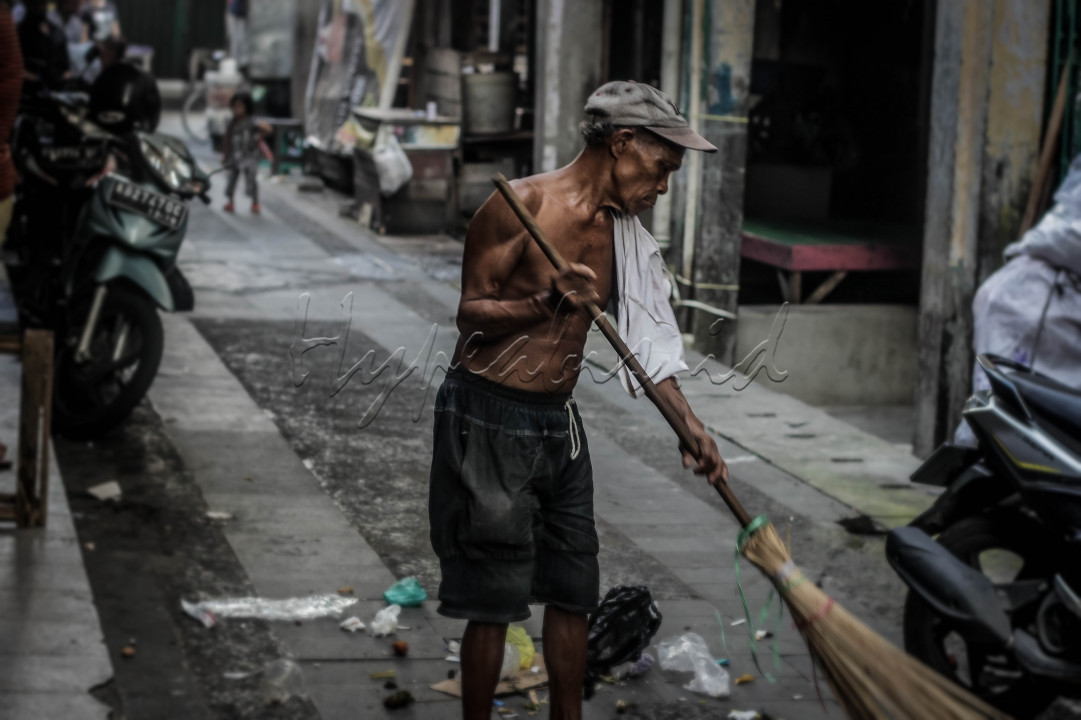 <div style="text-align: justify;">Matahari di atas kepala, di jalan Tukang Sapu berdiri dan lepuh kaki terbakar. angin panas masuk ke pertokoan, lorong-lorong gang jadi sesak, nafas-nafas kehausan dan menyatu dengan peluh yang keluar. di pasar Tukang Sapu menyapu, biarkan peluhmu siram semangat, biarkan mereka tertawa lepas, biarkan panas Pontianak membakar jalanan. Tukang sapu menyapu mimpi, sapulah jalan dan sapulah jiwa kerontang.</div>
