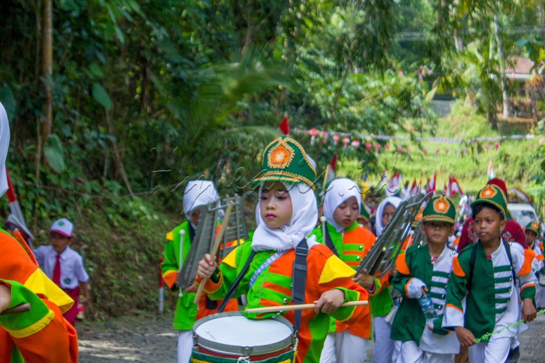 Dalam rangka menyambut hari kemerdekaan republik Indonesia yang ke 77, peserta karnaval menggunakan pakaian dengan kereasi masing-masing.