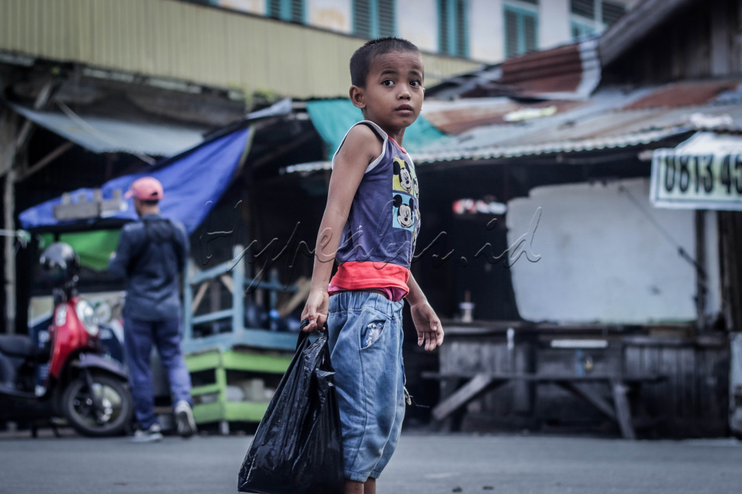 <div style="text-align: justify;">di mana usia yang masih dini harus bekerja mencari nafkah. Hal tersebut karena betapa mereka menyadari bahwa mereka bukan terlahir dari keluarga yang kaya ataupun mampu serta mereka hidup dan besar dengan bekerja keras melawan panasnya matahari demi orang-orang yang mereka sayangi dan demi harapan masa depan.</div>