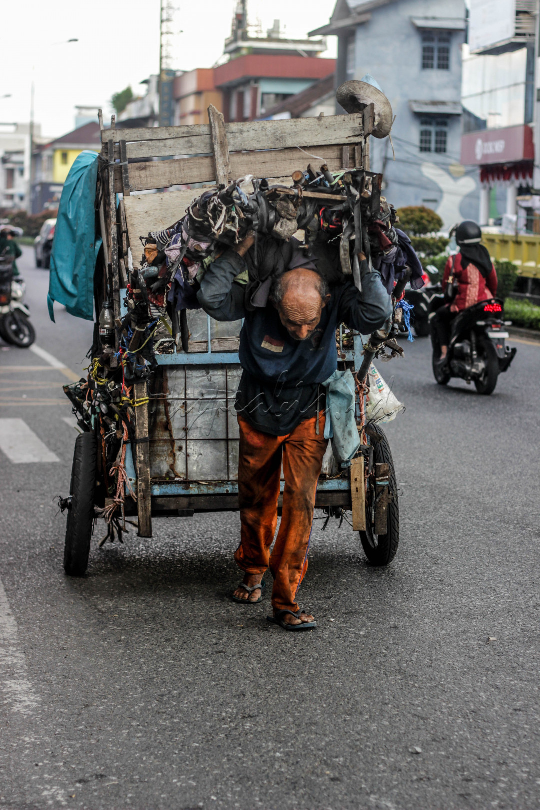 <div style="text-align: justify;">Pemulung Tua menyusuri lorong demi lorong penuh lubang. Jalan yang di lalui tak rata dan penuh liku. bebatuan yang tajam dan licin terkadang sangat menyulitkan, namun langkah kaki Pemulung Tua tak pernah berhenti membawa tubuh renta menyusuri waktu. Pemulung memang miskin dan berkekurangan, tak ada rumah yang nyaman untuk bernaung dari hujan dan panas mentari, tak ada kasur yang empuk untuk baringkan tubuh yang penat. tapi itu lebih baik dari pada mereka yang bernaung di bawah atap kedengkian dan tertidur pulas di atas kemerosotan moral yang parah serta merampas mimpi-mimpi orang tertindas. Pemulung Tua yang hina, namun tak sehina yang mengaku dirinya orang mulia. meski kaki-kaki kian terluka dan tetap tegar berjalan di jalan kebenaran. bukan berjalan di atas kepala orang lain seperti mereka .</div>