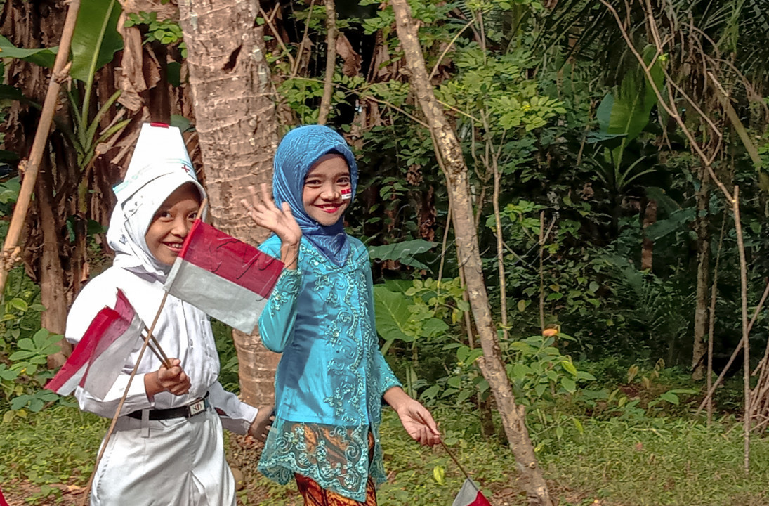 Generasi muda adalah generasi yang kelak akan melanjutkan bagaimana cita-cita bangsa ini selanjutnya. Semangat juang para genereasi muda, kali ini terukir dalam semarak perayaan HUT RI yang ke 77 tahun dalam kegiatan karnaval budaya. Dengan mengusung tema budaya dan profesi, generasi muda bisa tahu bahwa budaya Indonesia memiliki berbagai macam budaya dari cara berpaiakaian. Sedagkan dengan tema profesi, generasi muda bisa semakin semangat dalam belajar dan berjuang meraih cita-citanya kelak. 