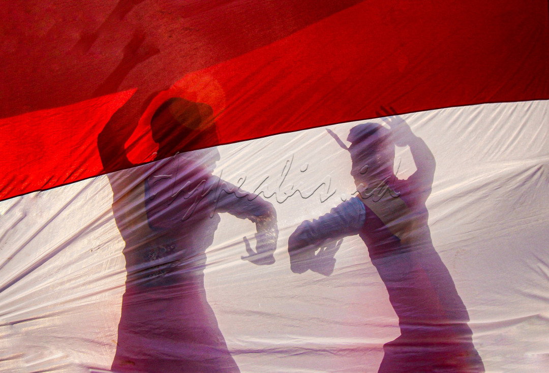  Indonesia adalah salah satu negara kepulauan terbesar dan terindah di dunia, Begitu banyak cerita dan kisah tradisi khas Indonesia yang melekat dan bahkan menjadi sesuatu yang ditunggu dan dirindukan oleh setiap masyarakat Indonesia. Tentu saja hal ini menjadi salah satu nilai positif bagi negara ini. Toleransi antar umat beragama, suku, ras, dan status sosial menjadi salah satu harga mati yang dimiliki negeri kita ini. Hal itu pun mampu menambah kenyamanan setiap warga yang tinggal di Indonesia.<br />
<br />
Begitu banyak hal yang dapat dijadikan alasan bagi rakyat Indonesia untuk mencintai negerinya. Setiap warga Indonesia yang tinggal di negeri ini pun memiliki ceritanya masing-masing dan berbeda satu sama lain terhadap kenangan mereka dengan kebudayaan Indonesia yang sangat mereka cintai.