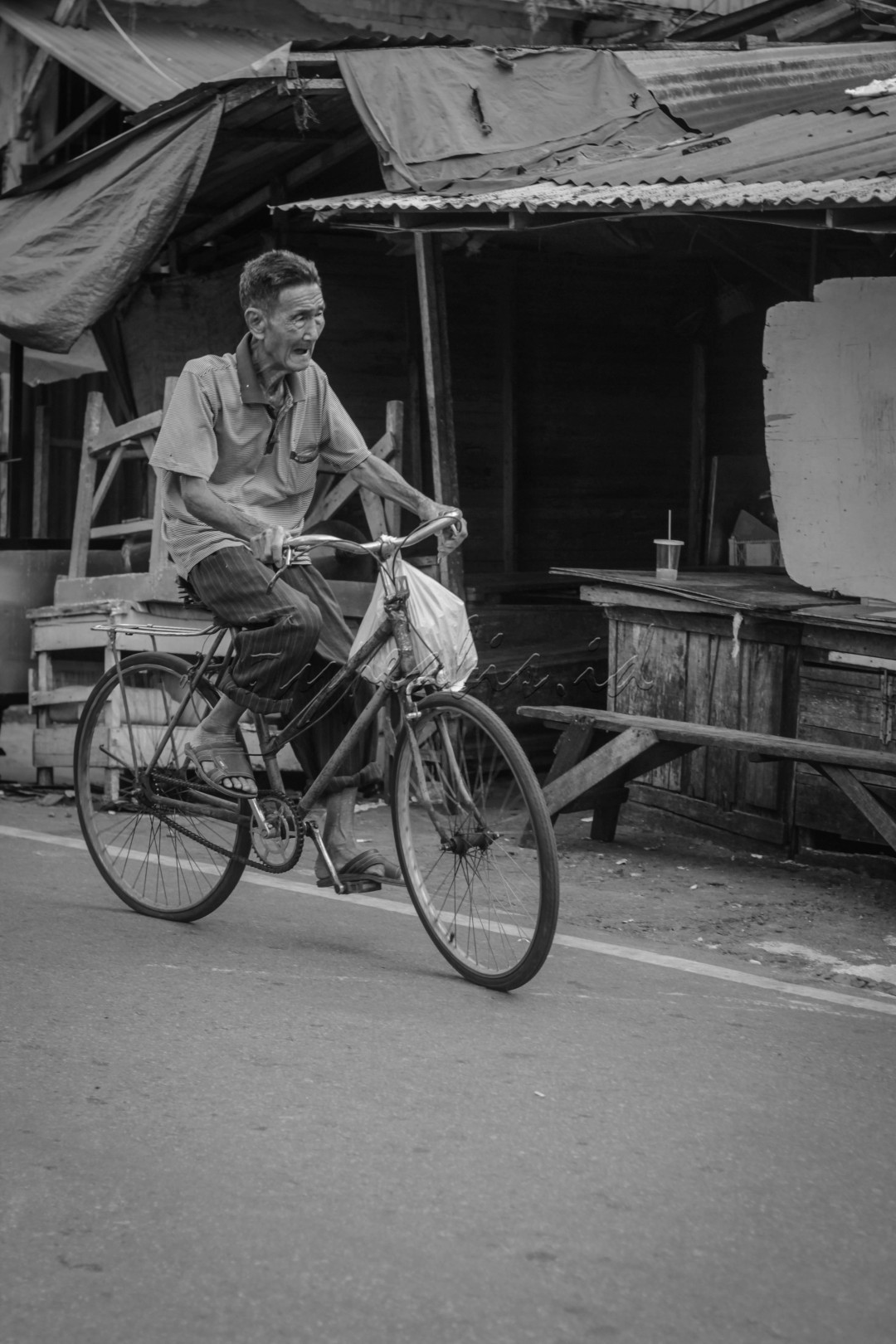 <div style="text-align: justify;">Kesederhaan hidup yang tak jemu di kayuhnya sepeda tua dengan riang gembira menuju pasar tradisional . baginya sepeda tua merupakan tempatnya menggantungkan harapan yang ada di pikiran seorang kakek sederhana yang hanya menjalani hidup sesuai dengan Skenarionya namun tak pernah berputus asa.<br />
</div>