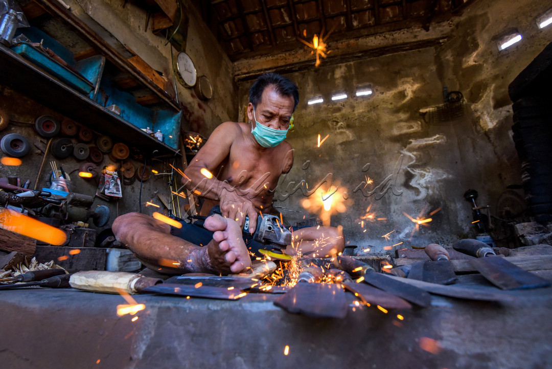 Pande besi merupakan orang yang berperan membuat alat-alat dari besi atau baja. alat-alat yang dibuatnya seperti : pisau dapur, keris , kapak dan senjata lainnya yang terbuat dari besi maupun baja. tak patah semangat bapak pande penyandang difabel tetap bekerja dan membuat sejumlah pisau dapur pesanan dari kerabat hingga diperjual belikan di pasar tradisional. Bapak pande bisa membuat puluhan pisau dan banyak mendapatkan orderan dari luar kota Denpasar. namun dengan adanya Pandemi covid 19 hingga kini masih merembak di seluruh dunia termasuk indonesia. Hampir semua sektor perekonomian berdampak, khusunya usaha bapak pande pembuat pisau dapur yang penghasilannya turun derastis karena pandemi ini, di sisi ekonomi dampak yang sangat terasa antara lain terganggunya stabilitas ekonomi nasional dan daerah yaitu yaitu melambatnya roda perputaran ekonomi masyarakat khusunya di indonesia.