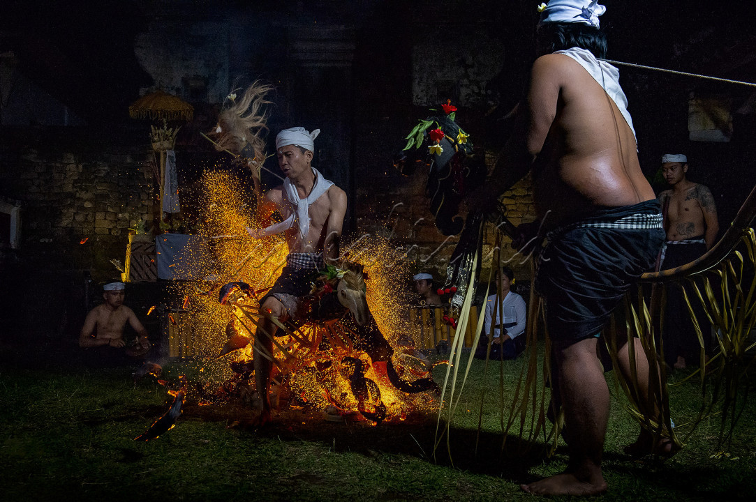 Tari Sang Hyang Jaran adalah sebuah tarian yang sangat Sakral di Bali yang memiliki makna spiritualitas dan religiusitas yang tinggi....Penari yang menari di Tarian ini tanpa sadar diri...Tari ini mempunyai arti magis, penolak bahaya.