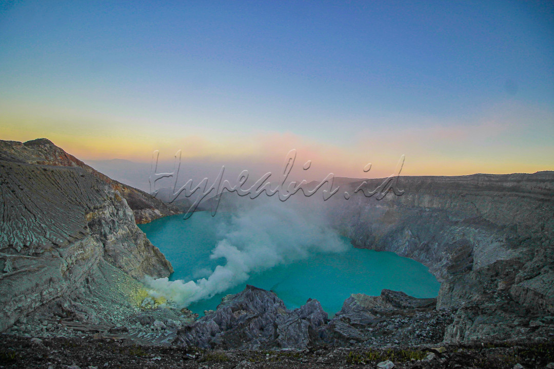  Gunung Kawah Ijen (atau biasa disingkat menjadi Kawah Ijen) merupakan salah satu gunung aktif di Jawa Timur. Kawah Ijen terletak di puncak Gunung Ijen merupakan rentetan gunung berapi di Jawa Timur seperti Bromo, Semeru, dan Merapi. Gunung Ijen berada di kawasan Wisata Kawah Ijen dan Cagar Alam Taman Wisata Ijen tepatnya di Kecamatan Licin Kabupaten Banyuwangi dan Kecamatan Klobang Kabupaten Bondowoso.<br />
<br />
Inilah salah satu pesona keindahan alam Indonesia yang menawan. Anda akan disuguhkan pesona alam luar biasa dan keunikan penambang belerang tradisional. Arena proses letusan gunung Kawah Ijen dipenuhi air sehingga terbentuklah danau kawah yang sangat indah dan menakjubkan. Saat pagi hari, ketika matahari bersembunyi di balik gunung tetapi keindahannya tetap dapat Anda nikmati tergapai oleh rasa kedamaian.<br />
<br />
Saat yang paling tepat untuk menyaksikan keindahan Ijen adalah pada pagi hari. Kawah Ijen dari atas Gunung Ijen terlihat sangat indah. Kawah ini merupakan danau yang besar berwarna hijau kebiruan dengan kabut dan asap belerang yang sangat memesona. Selain itu, udara dingin dengan suhu 10 derajat celcius, bahkan bisa mencapai suhu 2 derajat celcius, ini jelas akan menambah sensasi tersendiri bagi Anda. Berbagai tanaman yang hanya ada di dataran tinggi juga dapat Anda temukan, seperti bunga edelweis dan cemara gunung.