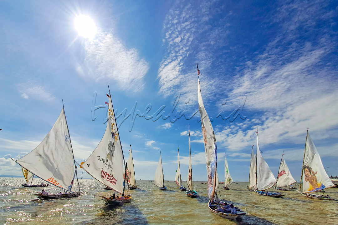 Perahu layar adalah perahu kecil berlayar dan berlambung tunggal dengan sirip yang dapat ditarik masuk, pemberat penyeimbang dihasilkan dari berat badan awak perahu. Festival Perahu Layar sudah menjadi acara tahunan yang dilombakan ketika bulan Agustus telah tiba. 