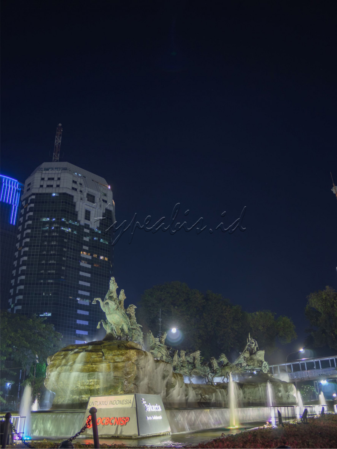 Pembuatan patung kereta kuda ini merupakan ide mantan Presiden Soeharto setelah melakukan kunjungan kenegaraan ke Turki, ia terinspirasi untuk membuat monumen di Jakarta.<br />
<br />
Patung Kuda Arjuna Wijaya menceritakan tentang sebuah adegan Mahabharata, yaitu Arjuna yang sedang menggenggam busur panah dan Batara Kresna sedang menjadi pengemudi kereta perang berkepala garuda yang ditarik oleh delapan ekor kuda. Ikon Kuda melambangkan delapan filsafat kepemimpinan. Jumlah kuda melambangkan Asta Brata, yaitu delapan falsafah hidup dalam ajaran Hindu Jawa.