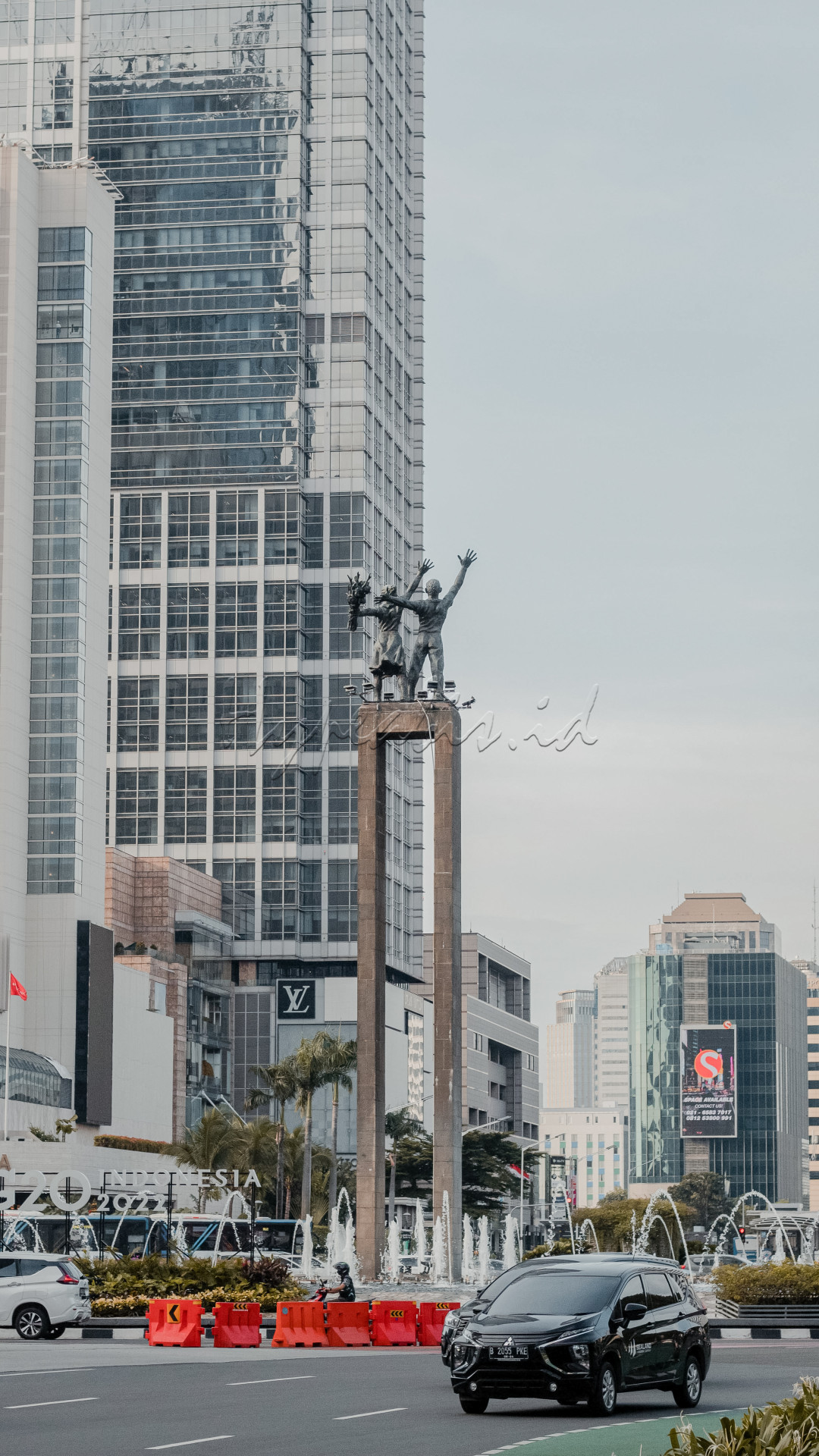 Salah satu bangunan bersejarah yang menjadi ikon menarik di Indonesia adalah Monumen Selamat Datang. Monumen Selamat Datang merupakan bangunan monument yang berada di tengah Bundaran Hotel Indonesia, Jakarta. Monumen ini berupa dua bangunan tiang tinggi dengan sepasang patung laki-laki dan perempuan yang terletak di puncak atas. Kedua patung ini menggenggam bunga dan melambaikan tangan sebagai simbol selamat datang.<br />
<br />
Monumen selamat datang ini menjadi salah satu ikon populer yang ada di Indonesia. Tentu saja monumen ini dibangun dengan latar belakang sejarah yang unik. Di dalam rangka perhelatan Asian Games IV yang digelar di Jakarta, Presiden Soekarno ingin menyambut para tamu-tamu negara di Bundaran Hotel Indonesia dengan baik. Dengan itulah, monumen ini dibangun sebagai simbol penyambutan.