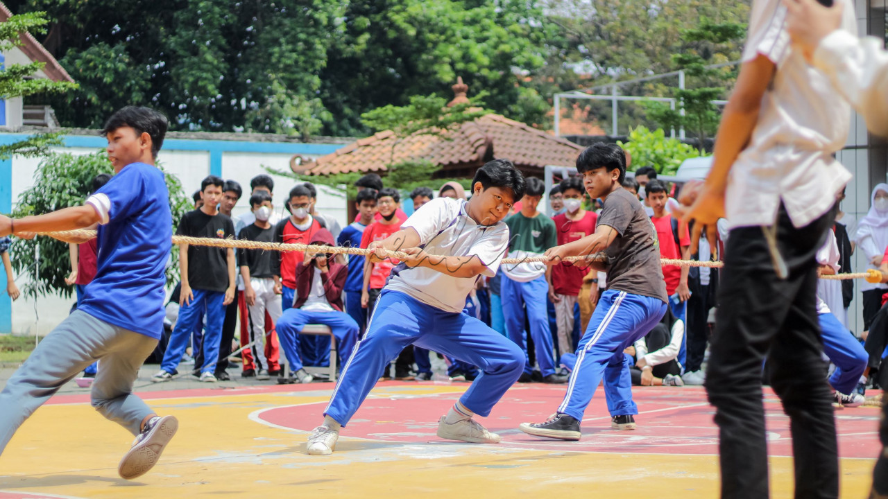 Lomba tarik tambang merupakan salah satu lomba yang paling sering diadakan saat memperingati kemerdekaan NKRI. Dengan diadakannya lomba tarik tambang, dapat membangun serta melestarikan sifat semangat juang, dan solidaritas satu sama lain untuk meraih tujuan bersama yaitu kemenangan.