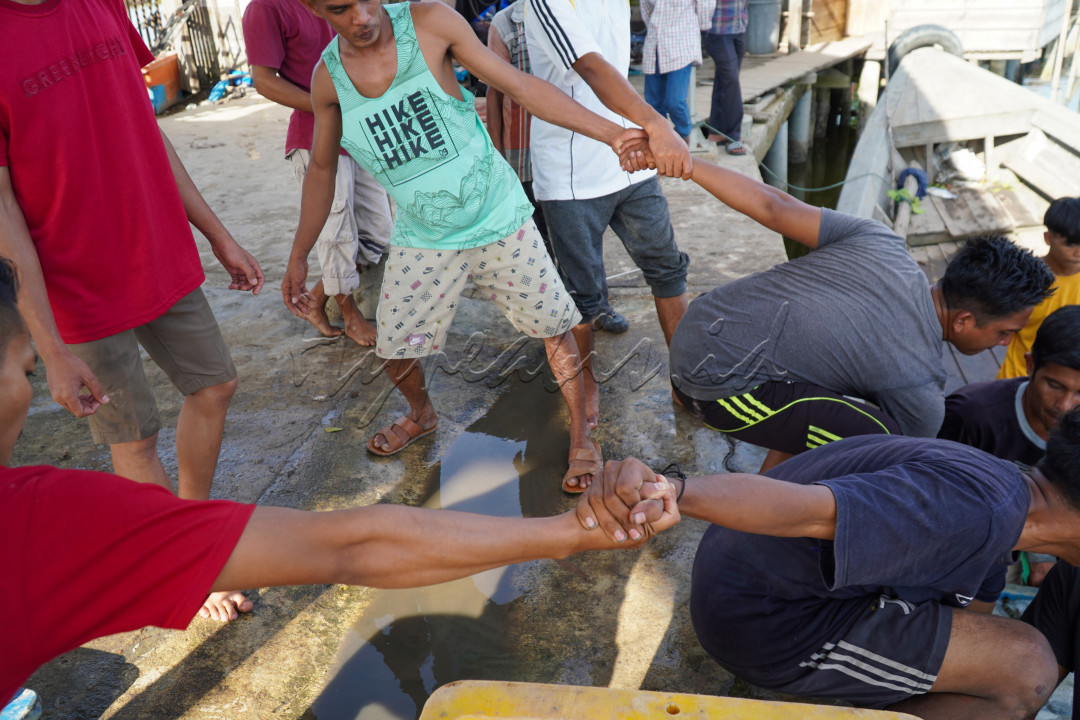 Saat keragaman indonesia, di daerah aceh utara para buruh angkut di tempat pelelangan ikan. dimana mereka saat memindah viber ikan hanya mengunakan tangan dilakukan tanpa mengunakan tali. momen seperti ini cuma ada di indonesia<br />
