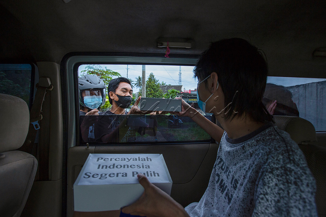 Menurut aku Indonesia adalah bangsa yang ramah,menjunjung tinggi toleransi dan masyarakatnya memiliki sikap saling tolong menolong antar sesama.<br />
Berikut adalah salah satu contoh kepedulian antar saudara sebangsa dan setanah air untuk saling bantu kepada masyarakat yang terdampak karena adanya pandemi Covid-19 ini,marilah kita saling membantu dan bahu membahu meringankan beban saudara sebangsa kita walaupun melalui hal kecil namun itu sangat berarti bagi saudara saudara kita yang membutuhkannya,karena sejatinya kita adalah bangsa yang menjunjung tinggi nilai persatuan dan gotong royong tanpa memandang status dan golongan.
