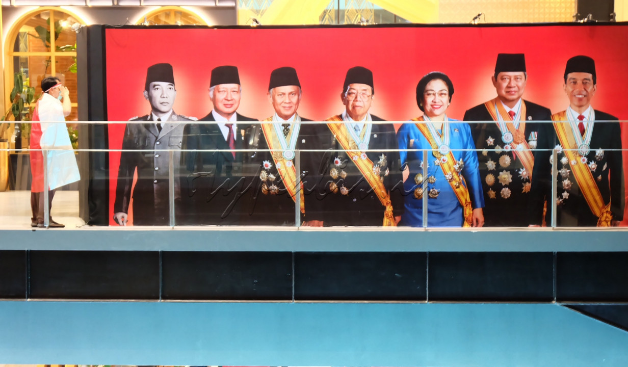 Johanes chandra nurcahyo _ 088299032017 _ Total ada 7 pemimpin yang sudah memimpin negara Republik Indonesia. Sudah seharusnya kita menghargai dan menghormati mereka sebagai bentuk terima kasih atas kerja keras yang dilakukan pemimpin kita dalam membangun negara Republik Indonesia ini.
