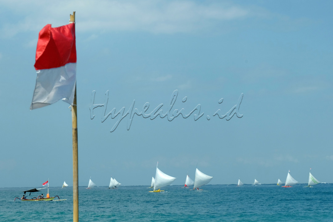 Puluhan nelayan mengikuti lomba perahu layar Selat Bali di Pantai Gilimanuk, Jembrana, Bali, Minggu (21/8/2022). Lomba perahu layar yang mengusung tema "Pulih Lebih Cepat, Bangkit Lebih Kuat" tersebut kembali digelar setelah sempat selama dua tahun ditiadakan akibat pandemi COVID-19 untuk memeriahkan HUT Kemerdekaan ke-77 Republik Indonesia dan melestarikan budaya nelayan tradisional. 