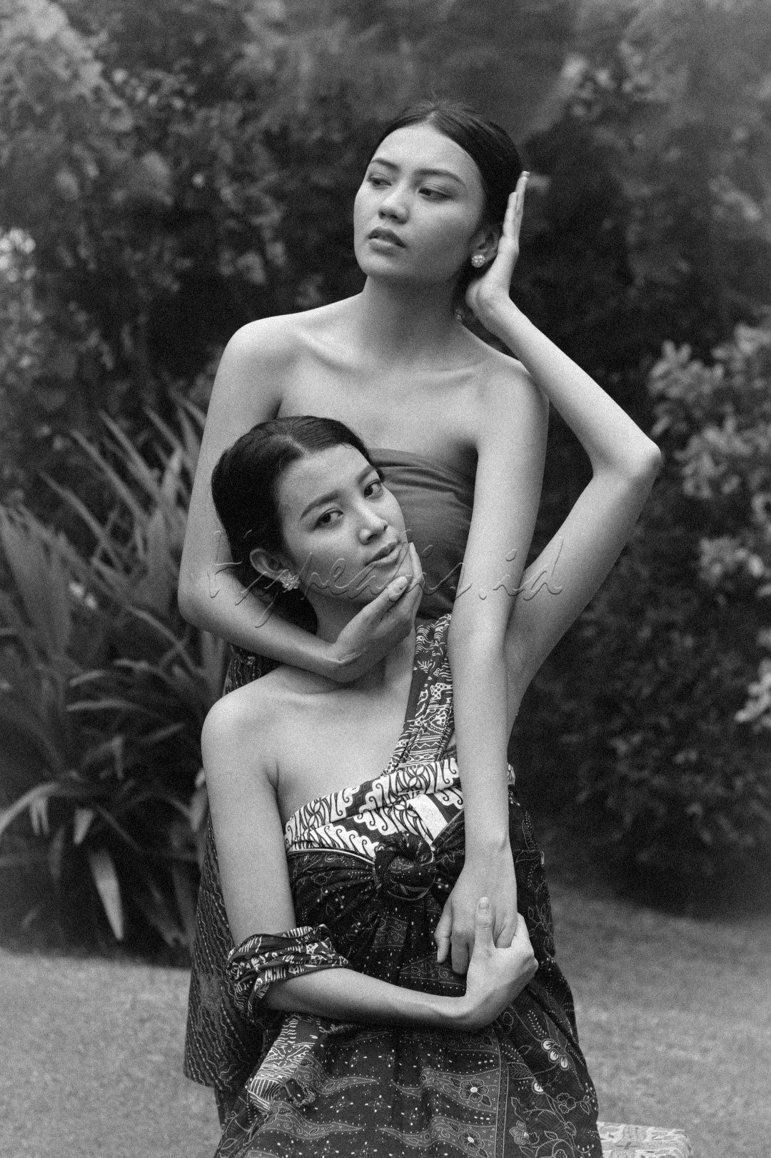 2 wanita berbalutkan wastra Indonesia