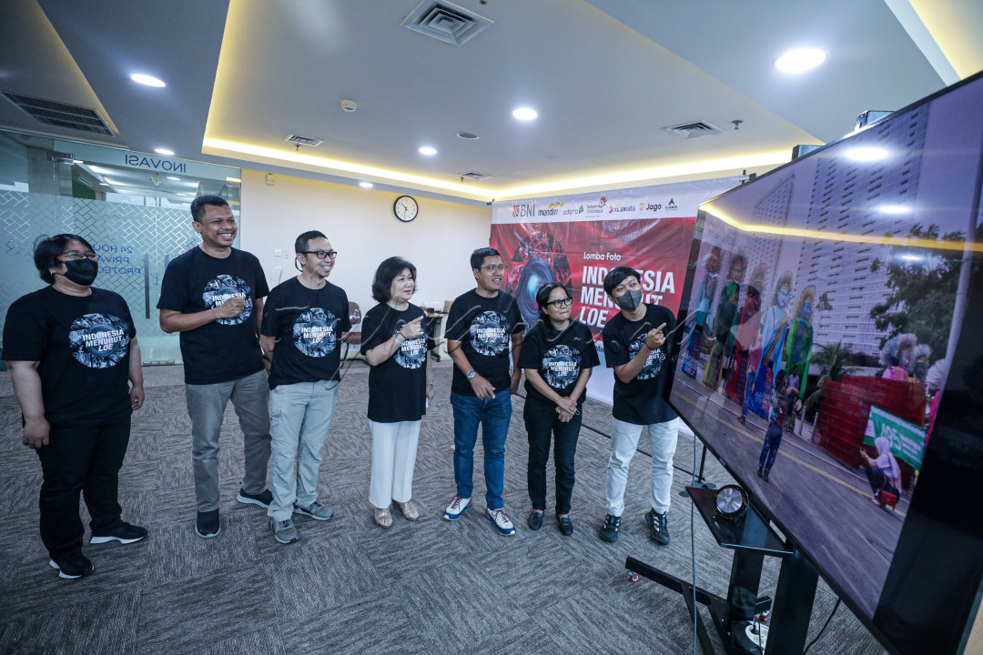 Presiden Direktur PT Jurnalindo Aksara Grafika Lulu Terianto (tengah), Direktur Pemasaran Hery Trianto (ketiga kanan), Wakil Pemimpin Redaksi Bisnis Indonesia Rahayuningsih (kedua kanan), Wakil Pemimpin Redaksi Bisnis Indonesia Fahmi Achmad (kedua kiri), Redaktur Pelaksana Diena Lestari (kiri), Ketua Panitia Lomba Foto Himawan L Nugraha (kanan), dan Juri Mast Irham melihat karya peserta lomba foto di Jakarta, Kamis (25/08/2022). <em>Bisnis Indonesia </em>yang berkolaborasi dengan <em>Hypeabis.id </em>menggelar lomba foto yang bertemakan <em>Indonesia Menurut Loe</em>. 