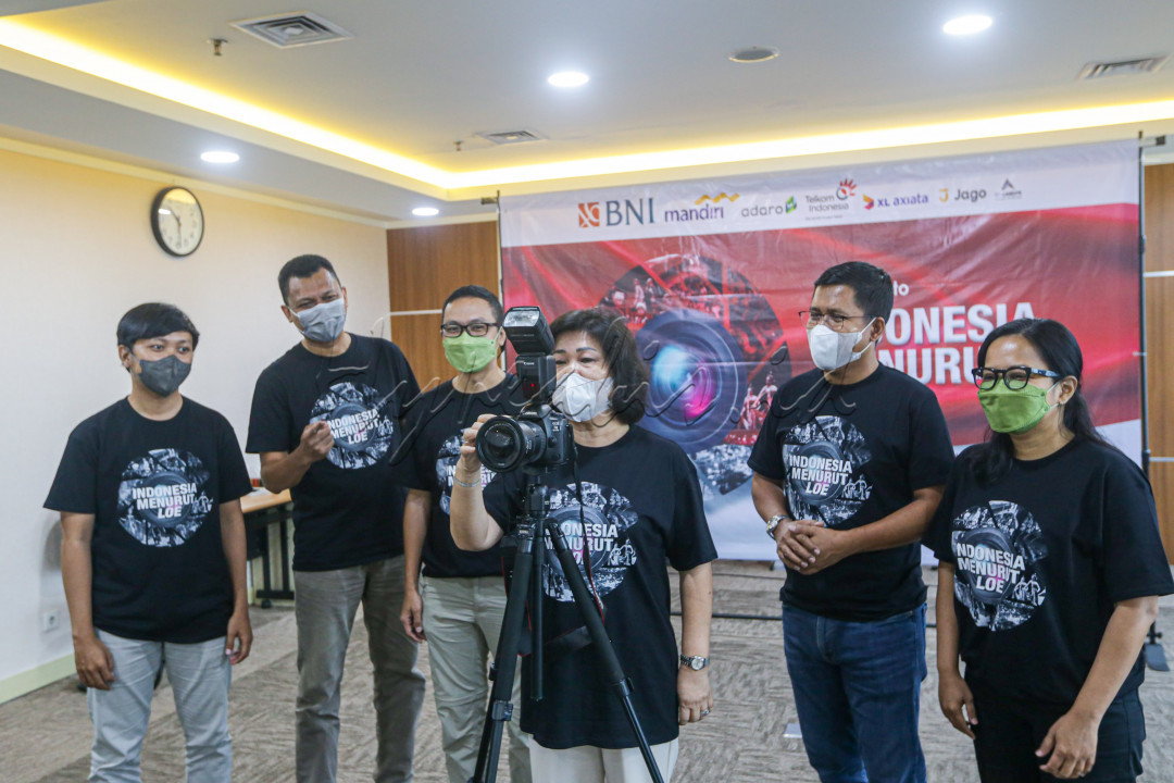 Presiden Direktur PT Jurnalindo Aksara Grafika Lulu Terianto menekan tombol <em>shutter</em> kamera yang menandai pembukaan penjurian lomba foto bertajuk <em>Indonesia Menurut Loe</em>. Pada lomba kali ini, <em>Bisnis Indonesia</em> bersama <em>Hypeabis.id</em> memulai sesuatu yang baru dengan melakukan pembatasan usia pada peserta lomba. 