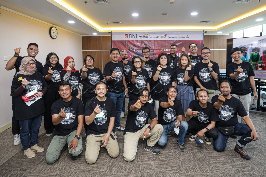 Panitia dan Dewan Juri berpose bersama pada acara pembukaan penjurian lomba foto <em>Indonesia Menurut Loe, </em>Kamis (25/08/2022)<em>.</em> Acara ini bertujuan untuk memperluas segmentasi pembaca <em>Hypeabis.id</em>, khususnya dari kalangan pelajar dan mahasiswa.