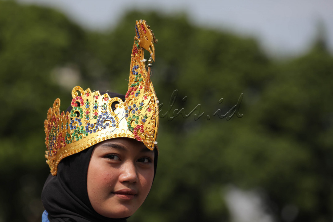 Untuk memperingati hari kemerdekaan ini, banyak tradisi yang selalu diadakan. Dari mulai perlombaan khas 17-an, upacara bendera, kerja bakti, pengibaran bendera, menghias kampung hingga pawai kemerdekaan.