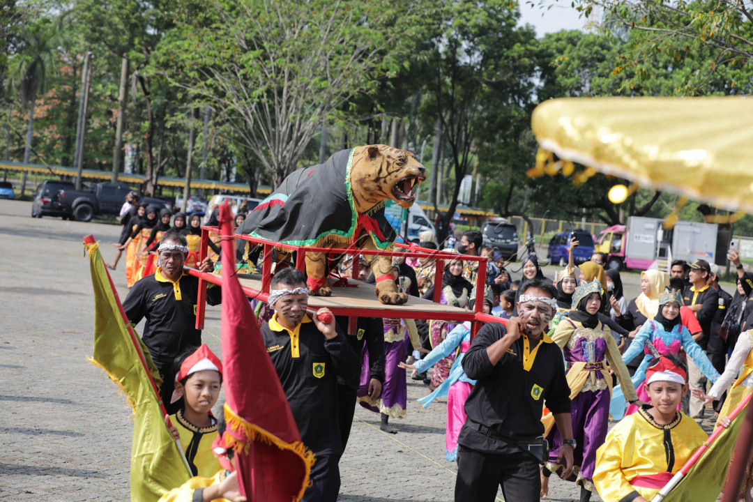 Tak terkecuali di Kecamatan Babakan Madang, Kabupaten Bogor, Jawa Barat. Seusai melakukan upacara bendera, mereka menggelar pawai Agustusan.