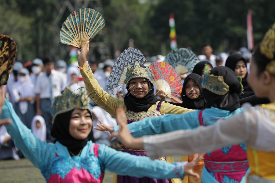 Pawai ini diikuti oleh berbagai siswa dari mulai SD, SMP, SMA hingga santri dari pesantren setempat. Mereka menampilkan tari-tarian, barongsai, drum band, dan lainnya.