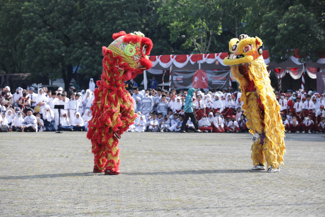 Bisa dibilang, pawai ini menonjolkan akulturasi kebudayaan. Hal ini dibuktikan dengan adanya kesenian khas Cina yakni barongsai disandingkan dengan tari-tarian khas Jawa Barat.
