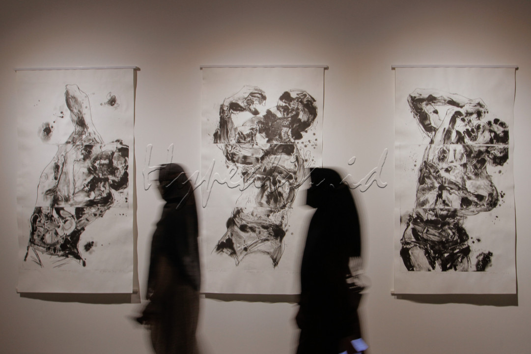Pengunjung melintas di dekat salah satu karya Pameran Distrik Seni Sesi 2 di Gedung Sarinah, Jakarta.