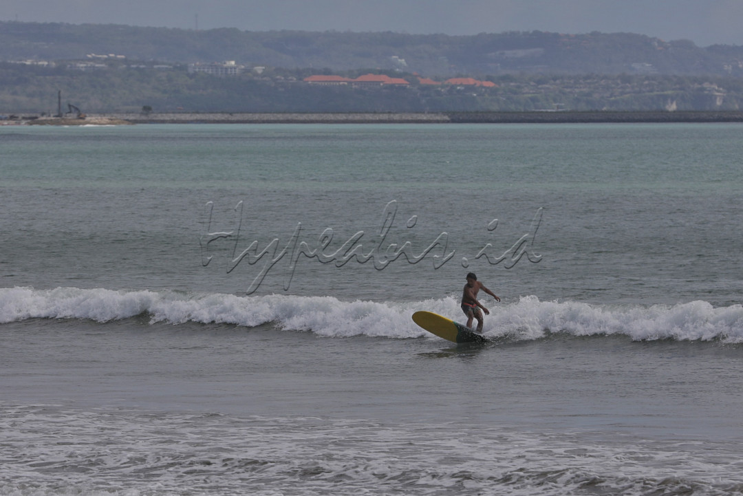 Di sepanjang Pantai Kuta ada beberapa spot surfing untuk pemula dan ada juga spot surfing yang ditujukan bagi profesional.<!--/data/user/0/com.samsung.android.app.notes/files/clipdata/clipdata_bodytext_220914_132352_616.sdocx-->