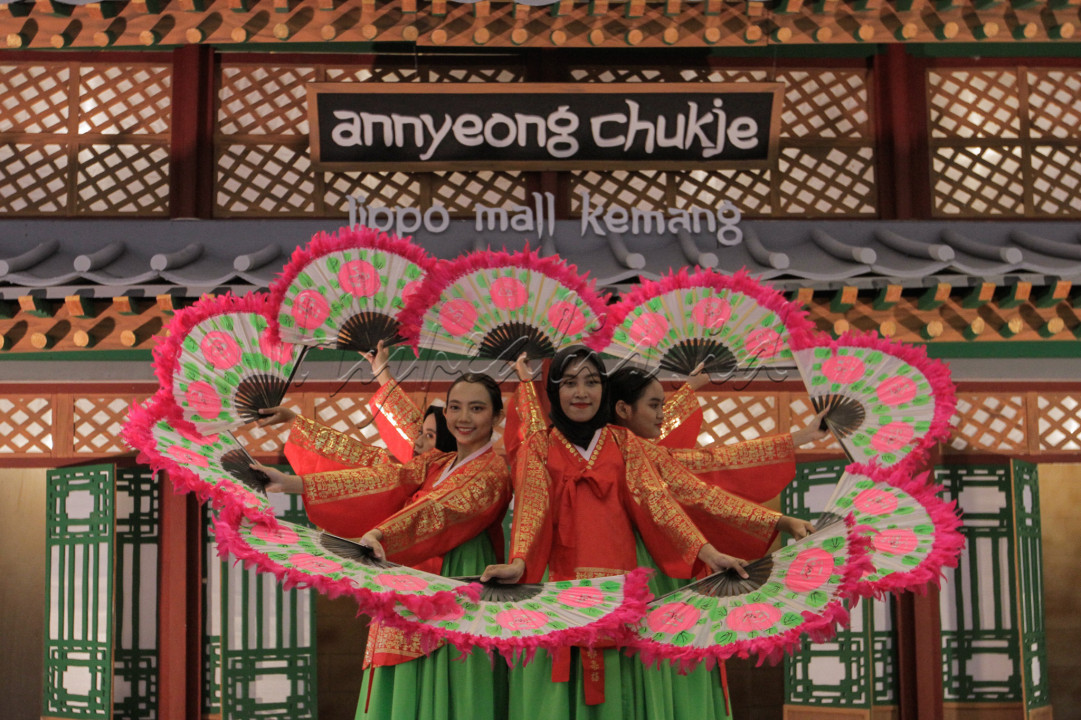 Penari mengenakan pakaian tradisional Korea saat pembukaan Annyeong Chukje 2022 Korean Festival di Jakarta. 