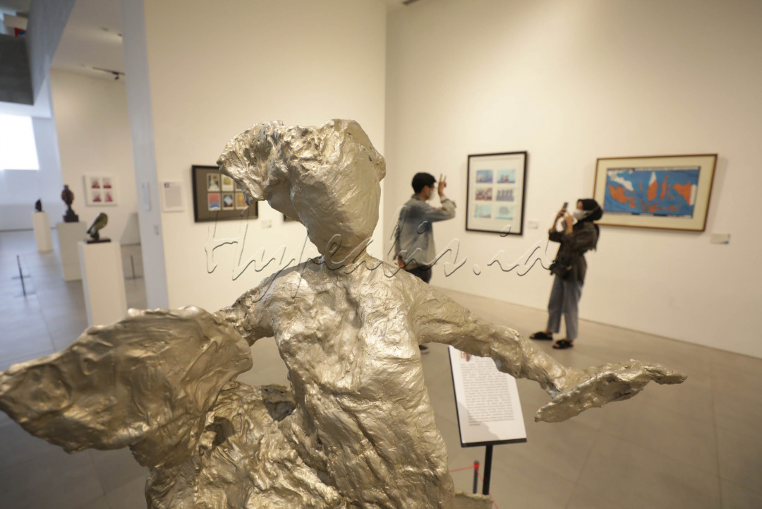 Pameran ini menghadirkan 33 sosok dan tokoh PKJ TIM, sejak era 1950-an hingga kekinian.