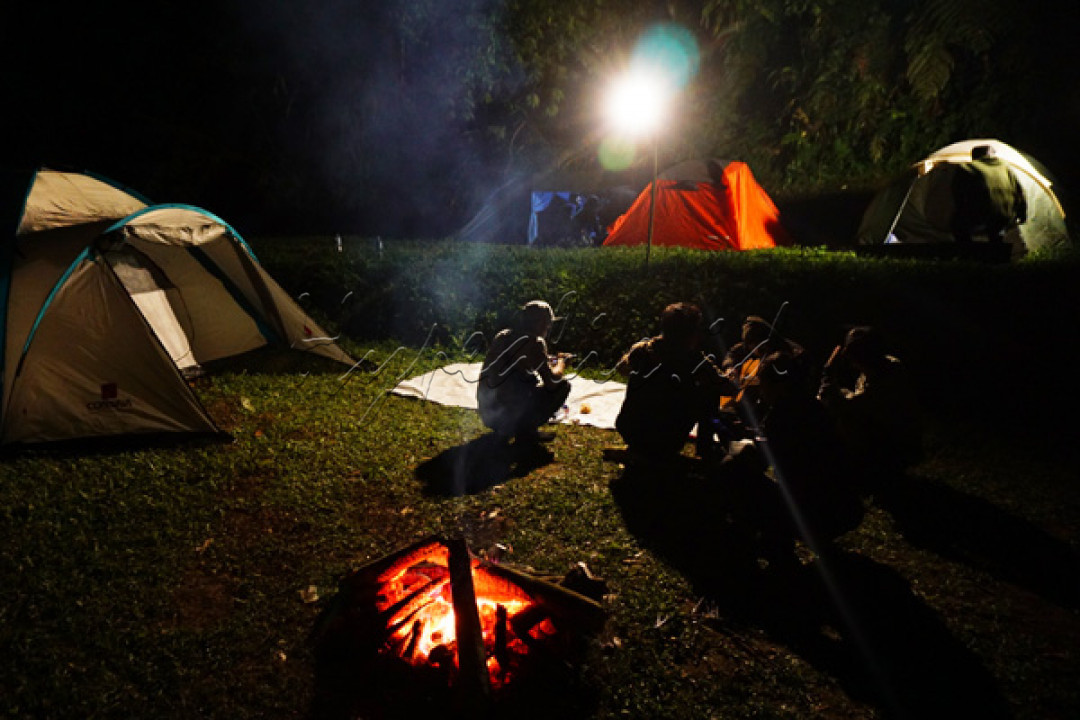 Hijaunya hutan dan dinginnya udara dataran tinggi membuat tempat ini menjadi pilihan masyarakat untuk sekedar berlibur menikmati nuansa pegunungan.
