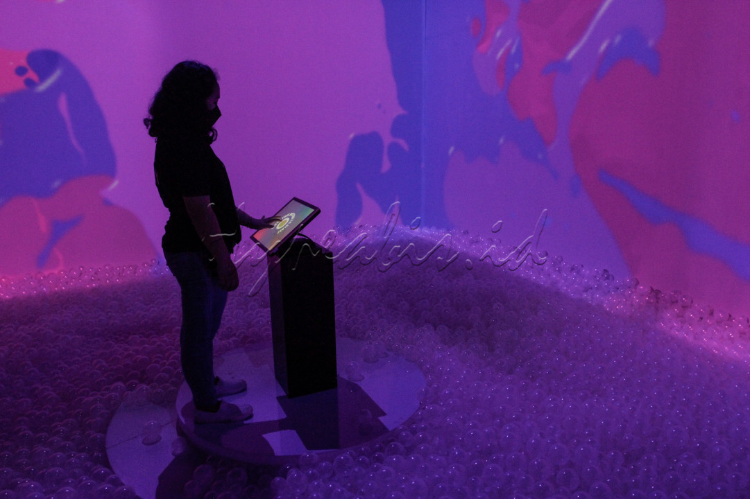 Pengunjung beraktivitas di Art Exhibition: Hotel For Play, Jakarta.