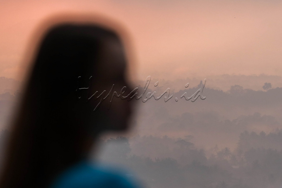 Berjarak sekitar empat kilometer dari Candi Borobudur, terdapat sebuah bukit yang menawarkan keindahan panorama alam yang menakjubkan. Punthuk Setumbu namanya.