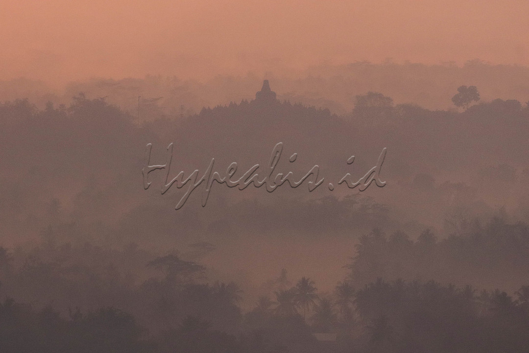 Untuk mencapai ke atas bukit, pengunjung harus mendaki ribuan anak tangga sejauh 300 meter. Meski melelahkan, namun akan puas bila mencapai puncak.