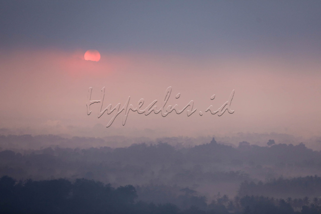 Dari bukit ini pengunjung dapat menyaksikan matahari terbit atau sunrise dengan latar depan Candi Borobudur.