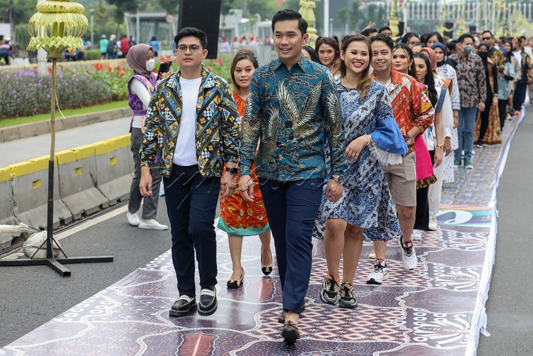Acara tersebut digelar sebagai rangkaian kegiatan Hari Batik Nasional pada 2 Oktober.<!--/data/user/0/com.samsung.android.app.notes/files/clipdata/clipdata_bodytext_221003_182153_644.sdocx-->