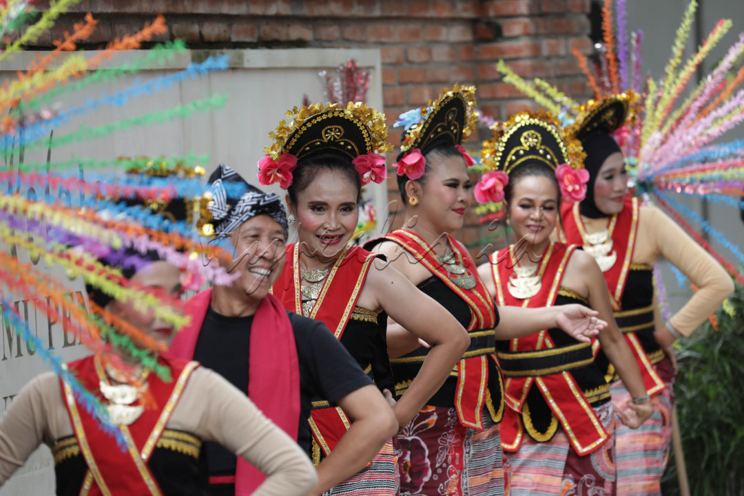 Komunitas Bakul Budaya atau Bareng-Bareng Kumpul di Kampus Fakultas Ilmu Pengetahuan Budaya Universitas Indonesia-Iluni FIB-UI mengadakan pentas kolosal menarikan Tari Yapong di Kampus FIB UI, Depok, Jawa Barat.