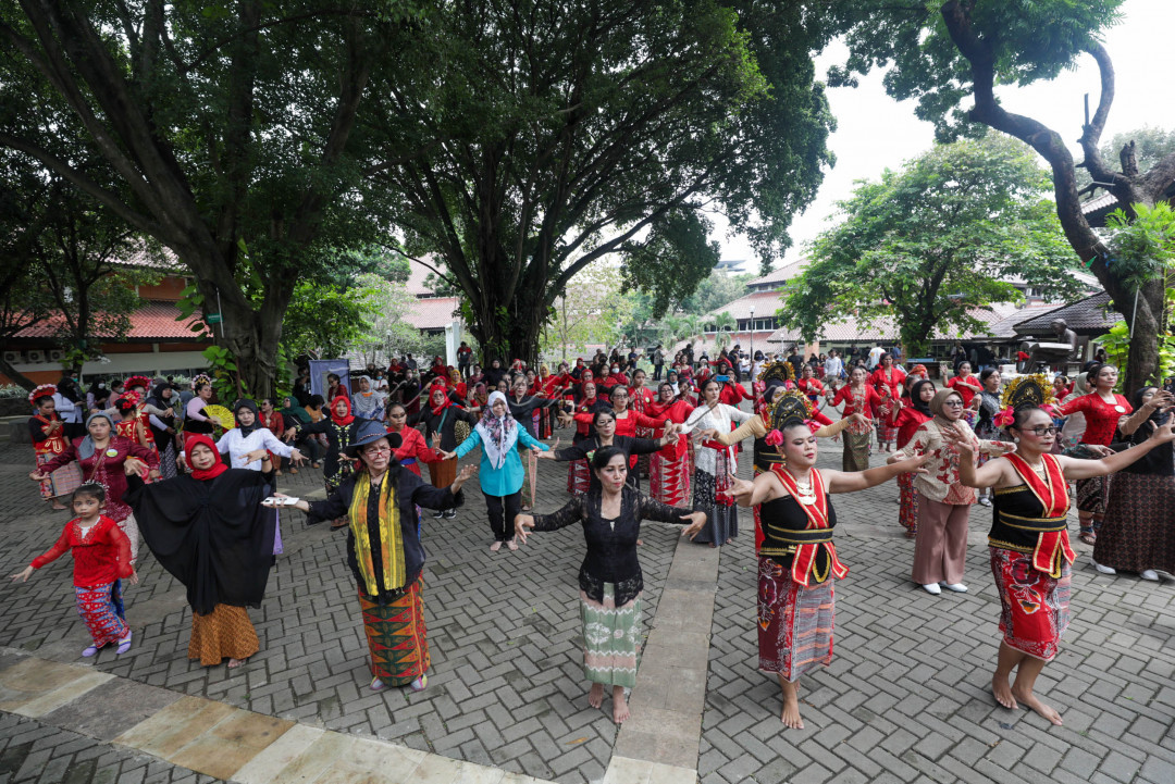 Dalam acara tersebut, ratusan orang menari bersama mulai anak-anak hingga orang tua.