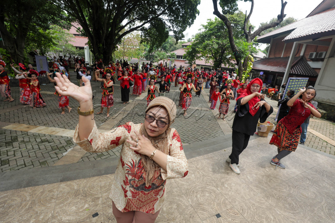 Siapa saja yang datang boleh ikut menari tanpa harus menggunakan pakaian tari, dan perlengkapan lainnya.