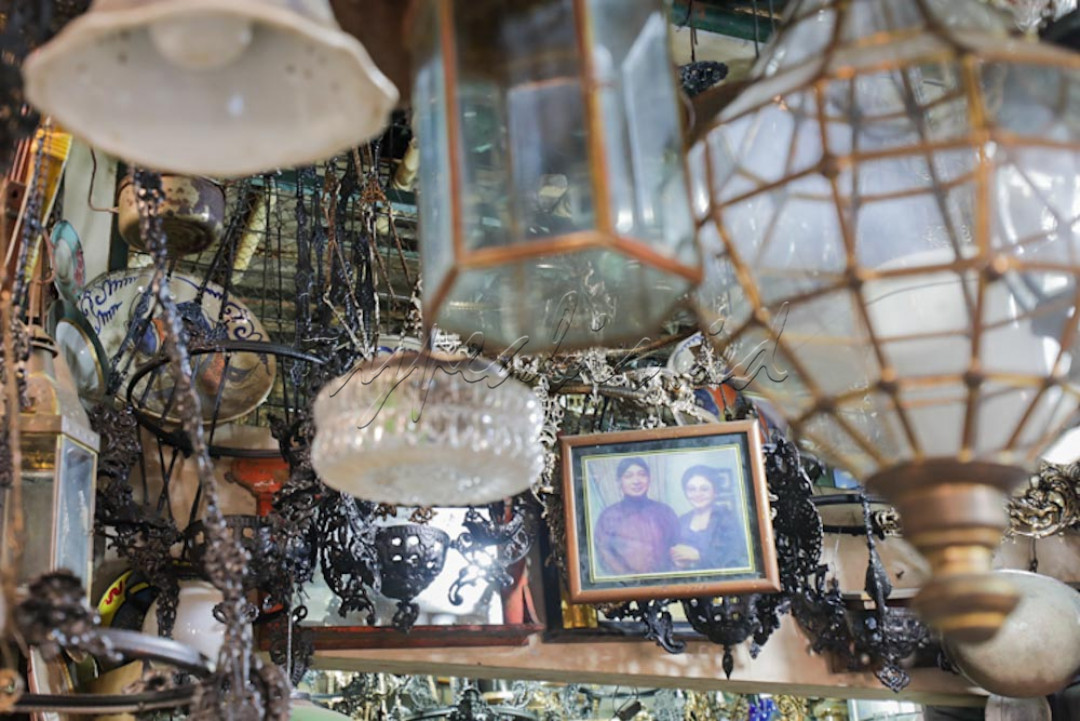 Berbagai barang-barang antik dan kuno dijual di sini. Ada uang koin dan kertas, piring, topeng, guci, keris, batik, perkakas rumah tangga, radio, jam tangan bekas, lukisan, patung, lampu hias, hingga mainan tradisional tempo dulu.