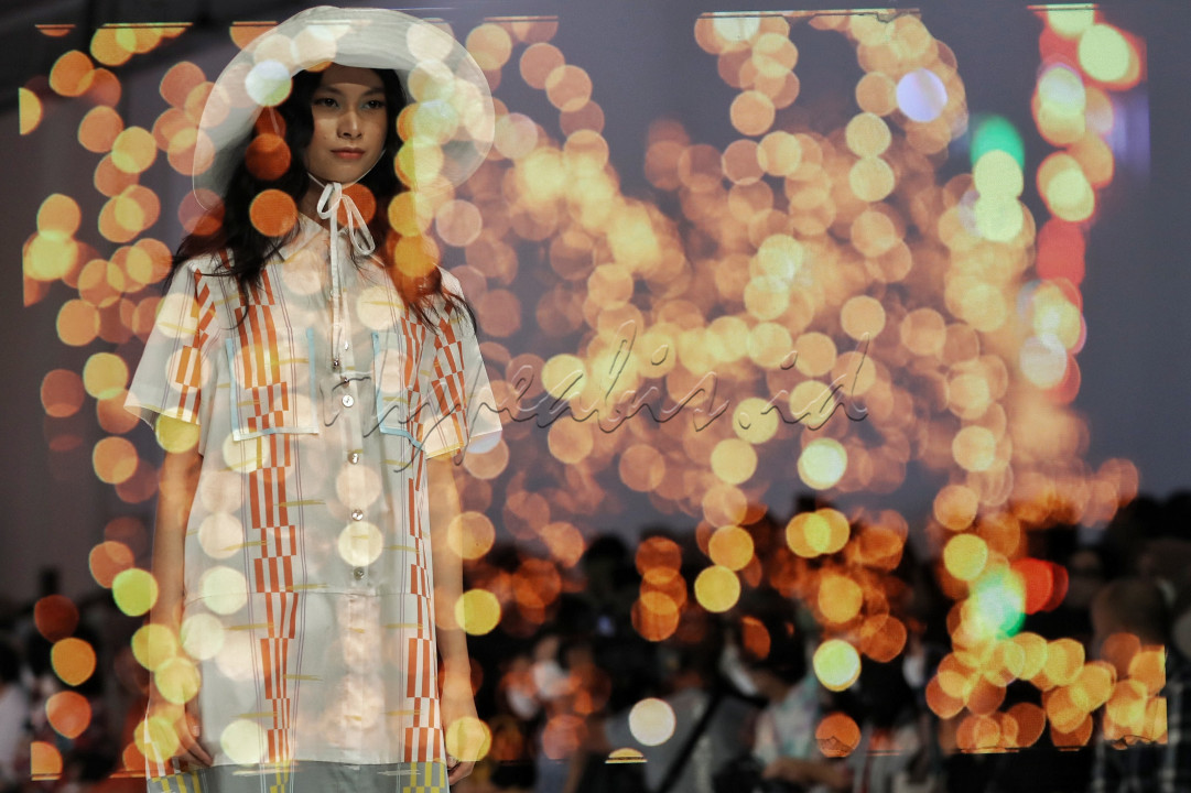 Model mengenakan busana koleksi Everyday dalam Jakarta Fashion Week (JFW) 2023 di Jakarta, Minggu (30/10/2022).<br />
<br />
<!--/data/user/0/com.samsung.android.app.notes/files/clipdata/clipdata_bodytext_221031_005252_644.sdocx-->