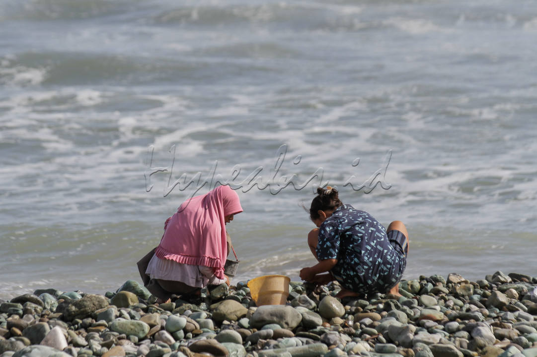 Sejumlah wanita mencari batu hias di kawasan Pantai Pu’ukungu, Ende, Nusa Tenggara Timur.