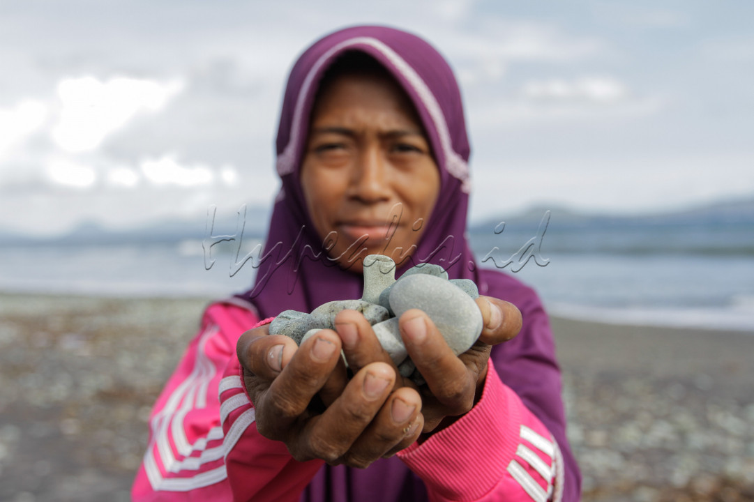 Biasanya dalam sehari para wanita ini bisa mengumpulkan enam sampai tujuh karung batu yang dihargai Rp13.000 per karungnya. 