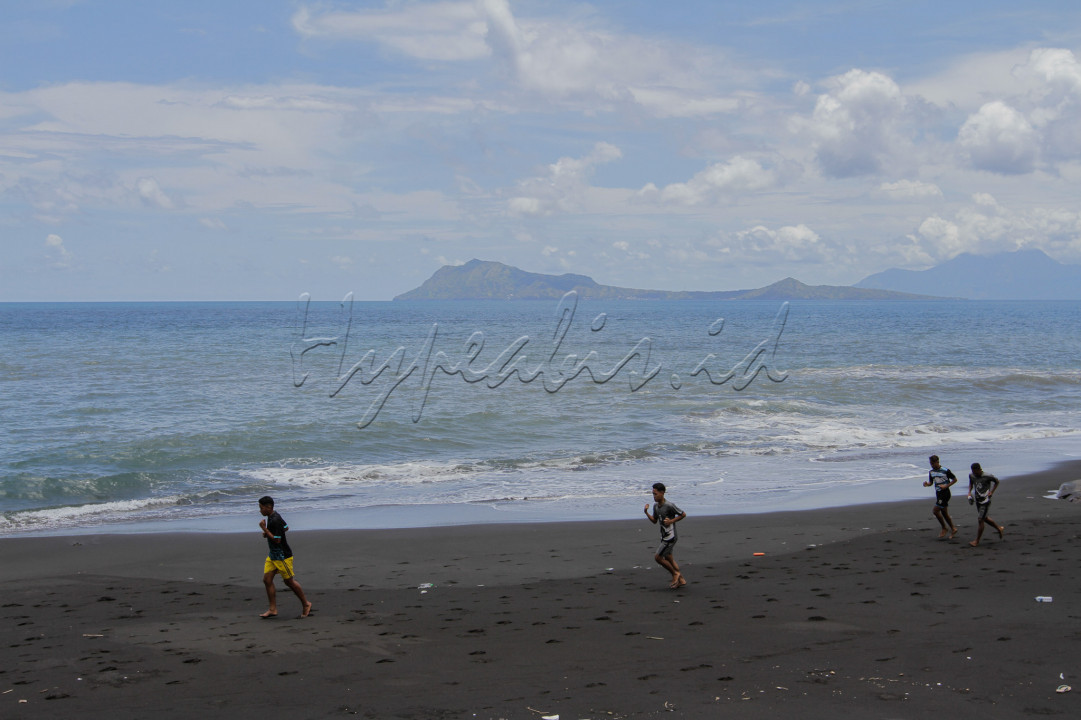 Pantai Ndao menjadi salah satu destinasi wisata yang tak kalah menarik dengan latar belakang Gunung Meja, Gunung Ia dan Pulau Ende.