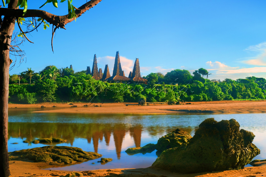 Keindahan Alam desa Ratenggaro yang terletak di daerah Nusa Tenggara Timur sangat menarik buat para wisatawan baik dalam negeri maupun luar negeri dimana banyak kita jumpai rumah rumah adat tradisional yang sangat menarik serta kuburan batu yang masih ada disana.