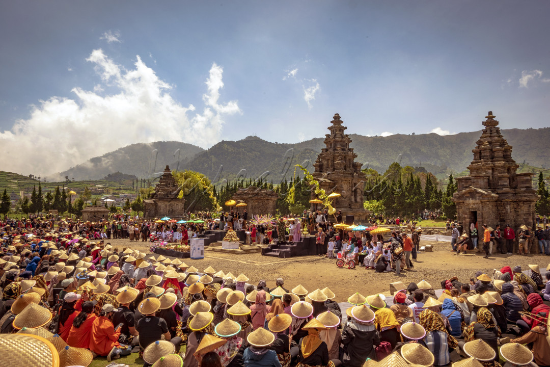 Return of the Light menjadi tema penyelenggaraan Dieng Culture Festival 2022 yang berlangsung pada awal September lalu.<br />
Pada DCF 2022 kali ini, tema yang di usung adalah representasi dari harapan dan semangat industri wisata di Kawasan Dieng pasca pandemi.<br />
Kembalinya cahaya tradisi yang dua tahun ini sempat tertunda dan event ini kita gelar menjadi satu momentum kebangkitan perekonomian dan kebudayaan utamanya sektor pariwisata di Dieng yang sempat lesu selama 2 tahun.<br />
Salah satu acara puncak dari DFC ini adalah tradisi ruwatan anak gembel atau anak berambut gimbal, yang digelar pada hari Sabtu, 3 September 2022. Pencukuran anak gembel kali ini menjadi rekor terbanyak karena ada 15 anak dan dari banyak daerah termasuk dari Jakarta, dan ini sekaligus menjadi catatan istimewa karena tercatat dalam reko MURI.<br />
Dengan suksesnya kegiatan ini masyarakat berharap, semua kegiatan masyarakat bisa pulih kembali dan menjadi tonggak bangkitnya dunia wisata di Banjarnegara, serta semakin kuatnya Persatuan dan kesatuan dan ekonomi Indonesia 