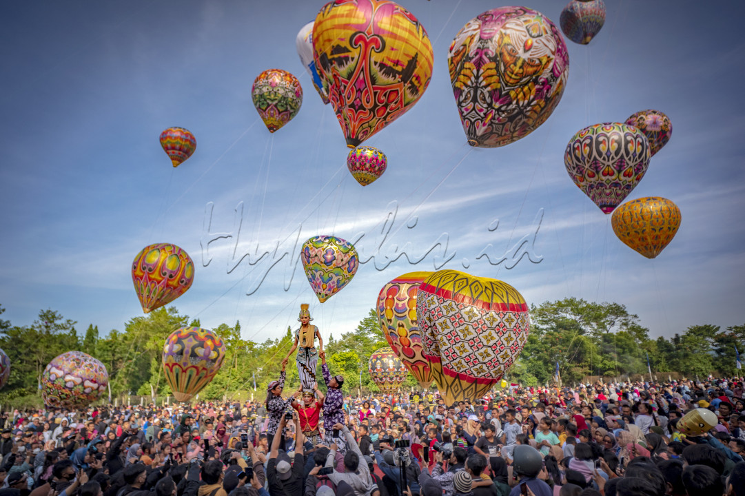 Java Balloon Atraction 2022 even tahunan pemerintah Kabupaten Wonosobo . Tahun ini digelar di Taman Wisata Kalianget pada tanggal 4 September lalu. Sebanyak 28 Balon terbaik terbang menghiasi Langit Wonosobo pagi itu.Gelaran tahun ini lebih spesial karena ditampilkan atraksi balon dengan formasi-formasi unik dari balon membentuk destinasi dan wisata alam seperti gunung Sindoro, telaga Menjer, waduk Wadas Lintang yakni dengan perbedaan ketinggian. Selain itu juga ditampilkan tarian lengger yang merupakan tarian khas Wonosobo .<br />
Sejarah balon udara warna warni di Wonosobo sebenarnya susah ada sejak jaman dahulu. Masyarakat biasa menerbangkan balon ini ketika hari Raya Idul Fitri. Ini sebagai simbol kemenangan sekaligus kebahagiaan masyarakat.<br />
Pada waktu lalu mereka menerbangkan balon ini secara bebas namun karena alasan keselamatan penerbangan, maka sejak beberapa waktu lalu penerbangan balon secara bebas dilarang dan kemudian digantikan dengan cara ditambatkan dengan tapi serta dibatasi pada ketinggian tertentu. Lalu kemudian oleh pemerintah Kabupaten Wonosobo diadakan festival balon sebagai ajang untuk menunjukkan kreatifitas masyarakat Wonosobo sekaligus mengundang wisatawan untuk hadir di Wonosobo.