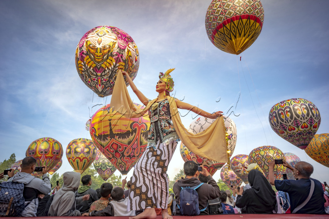 Seorang Penari Lengger Wonosobo Menari dengan latar belakang Balon Udara Warna warni khas Kota Wonosobo dalam sebuah pementasan Budaya dan Tradisi dalam Rangka HUT Kota Wonosobo.<br />
Gelaran tahun ini lebih spesial karena ditampilkan atraksi balon dengan formasi-formasi unik dari balon membentuk destinasi dan wisata alam seperti gunung Sindoro, telaga Menjer, waduk Wadas Lintang yakni dengan perbedaan ketinggian. Selain itu juga ditampilkan tarian lengger yang merupakan tarian khas Wonosobo .<br />
Sejarah balon udara warna warni di Wonosobo sebenarnya susah ada sejak jaman dahulu. Masyarakat biasa menerbangkan balon ini ketika hari Raya Idul Fitri. Ini sebagai simbol kemenangan sekaligus kebahagiaan masyarakat.<br />
Pada waktu lalu mereka menerbangkan balon ini secara bebas namun karena alasan keselamatan penerbangan, maka sejak beberapa waktu lalu penerbangan balon secara bebas dilarang dan kemudian digantikan dengan cara ditambatkan dengan tapi serta dibatasi pada ketinggian tertentu. Lalu kemudian oleh pemerintah Kabupaten Wonosobo diadakan festival balon sebagai ajang untuk menunjukkan kreatifitas masyarakat Wonosobo sekaligus mengundang wisatawan untuk hadir di Wonosobo.