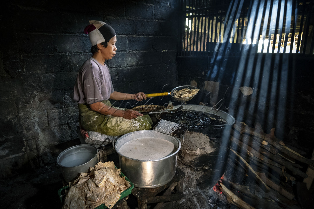 Seorang ibu pengrajin Kripik Tempe di Desa Bugel Salatiga kembali bersemangat membangkitkan kembali UMKM yang ia tekuni selama ini setelah sekian lama lesu karena pandemi. Kini optimisme untuk kembali berjaya membara seperti bara api yang memanaskan wajan penggorengan tempe kripiknya